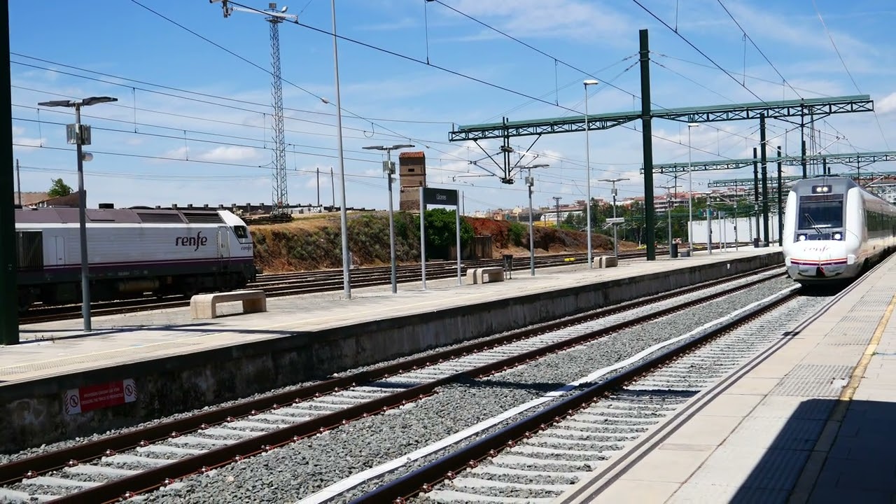 Tren Media Distancia llegando a Cáceres. 18 de mayo de 2025.
