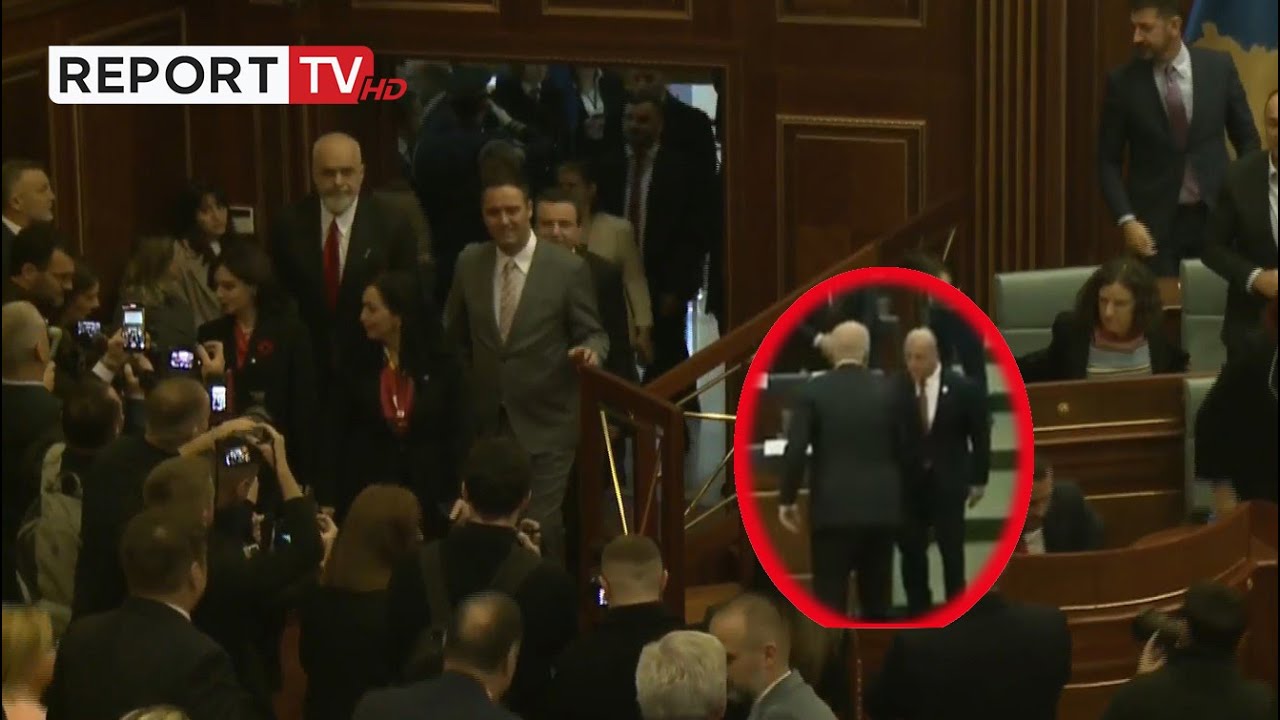 MOMENTI kur Edi Rama dhe Ramush Haradinaj shtr&euml;ngojn&euml; duart n&euml; Kuvendin e Kosov&euml;s