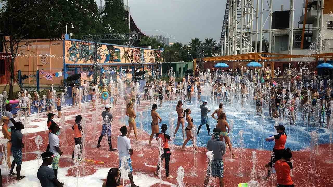 Chengdu residents try to beat the heat