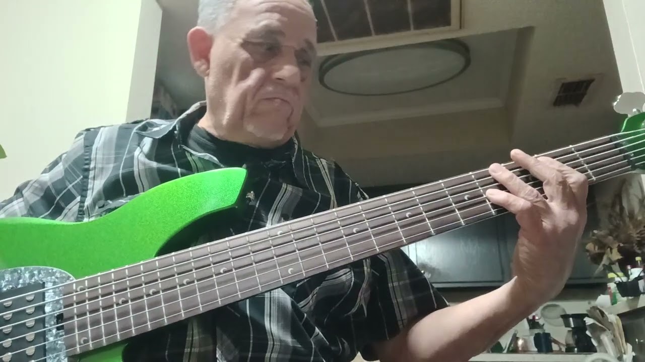 I don't own copyright to this song bass guitar cover Baile Inolvidable