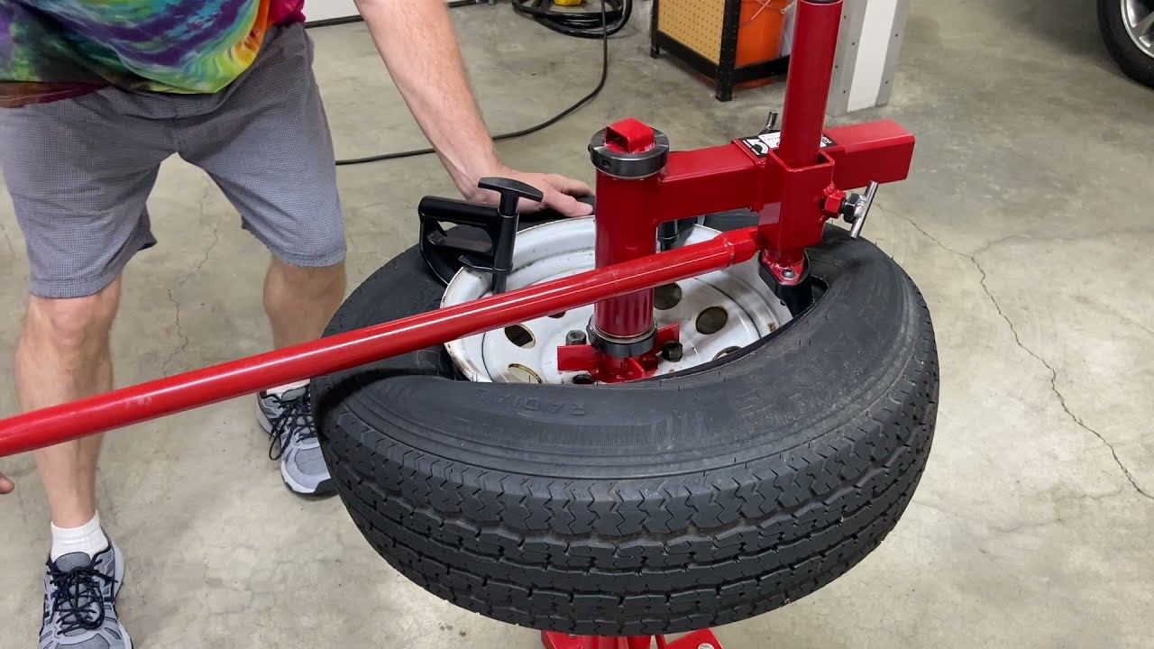 Установите шину на обод с помощью шиномонтажного станка Harbor Freight с адаптером Lucid