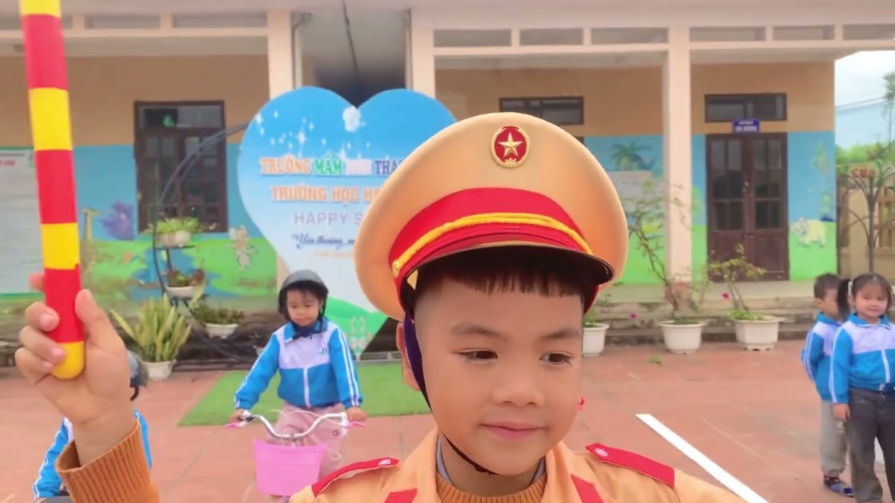 Bé chơi trên sân chơi giao thông