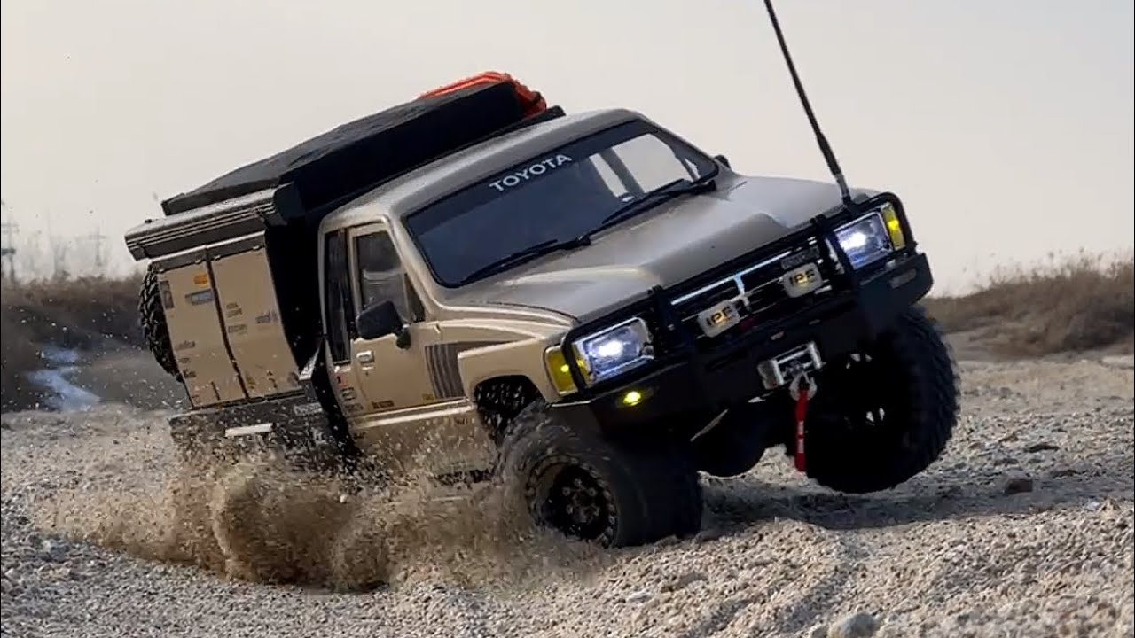 1/10 Scale BoomRacing BRX01 1987 TOYOTA XtraCab Hilux Canopy Camper First Offroad Driving 4X4 RC Car