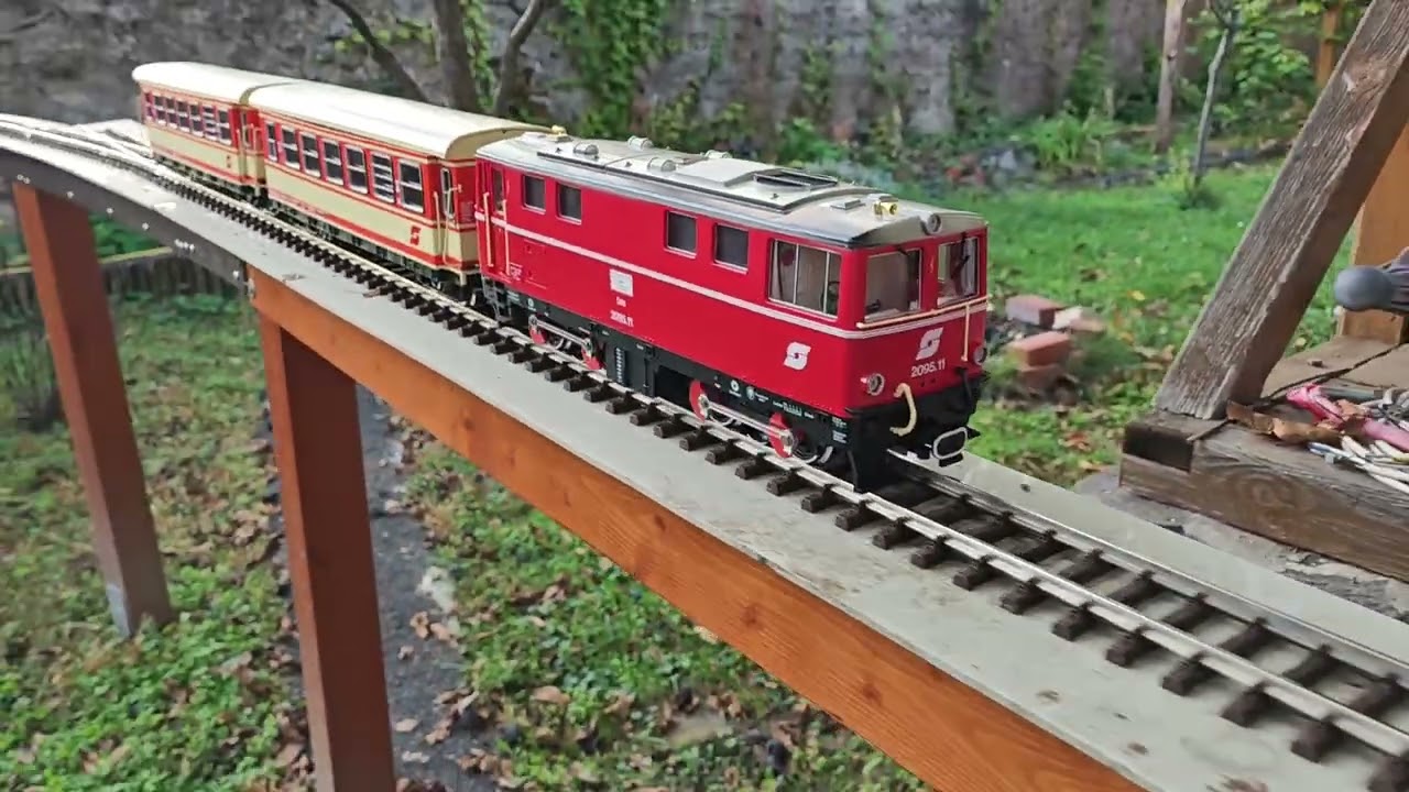 LGB G scale ÖBB Mariazellerbahn Class 2095 loco + extended 6 window cars, Leosound