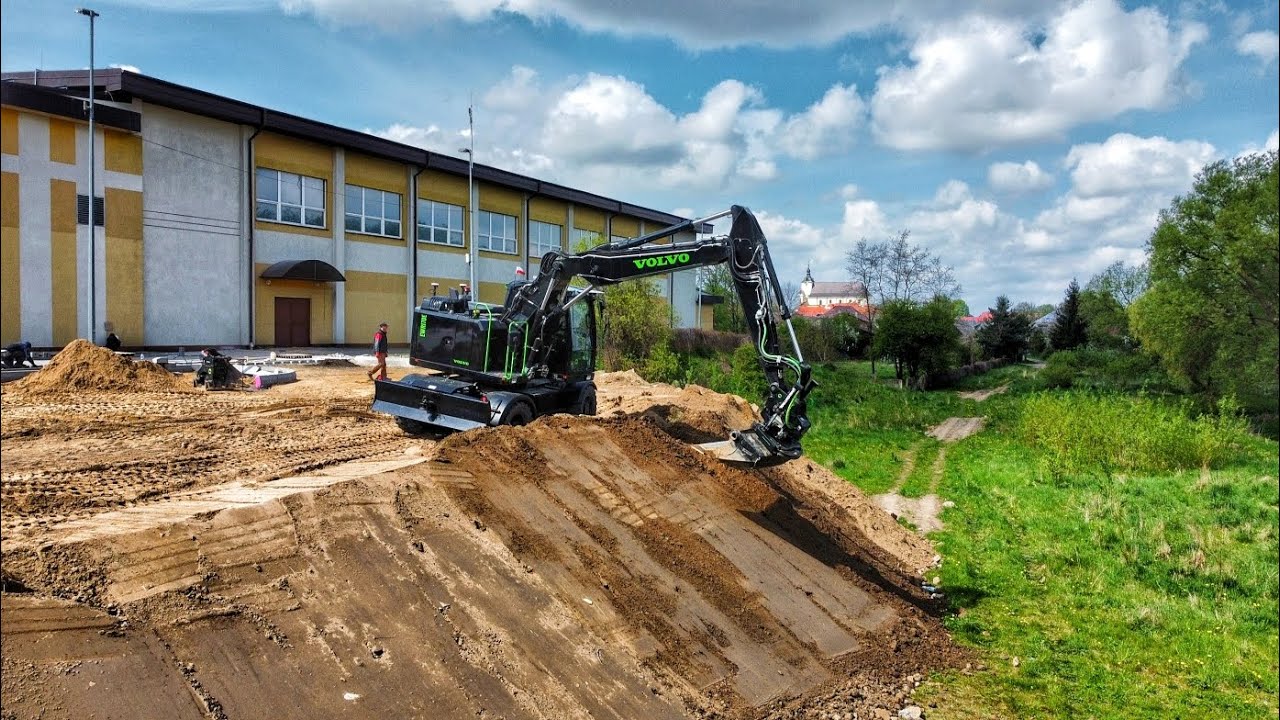 Tu będzie nowy parking 🅿️ czyli usypywanie nasypu i formowanie skarp | Czarne EWR170E steelwrist x20