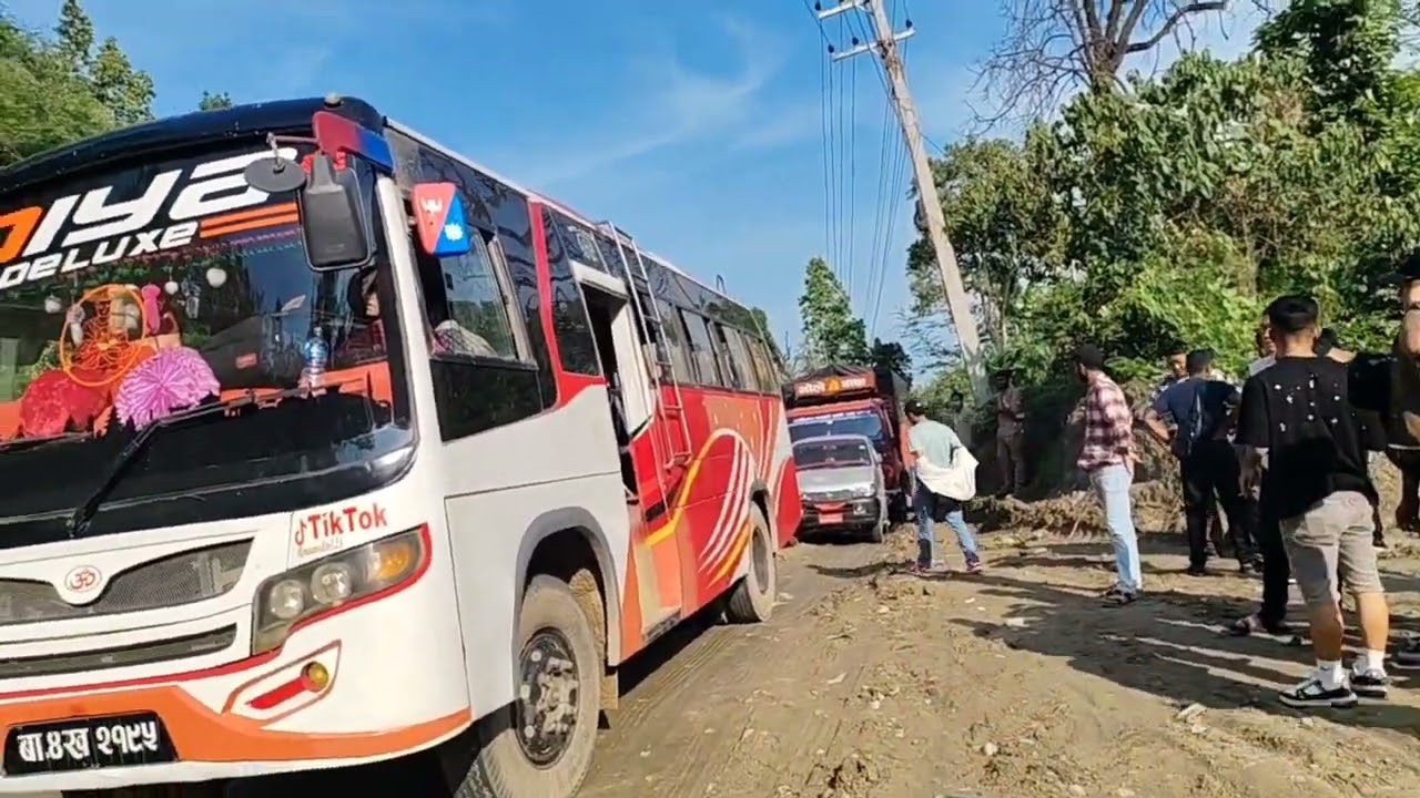 दाउन्ने सडक अवरुद्ध डाईभर्सन र गाडी बगायाे ।