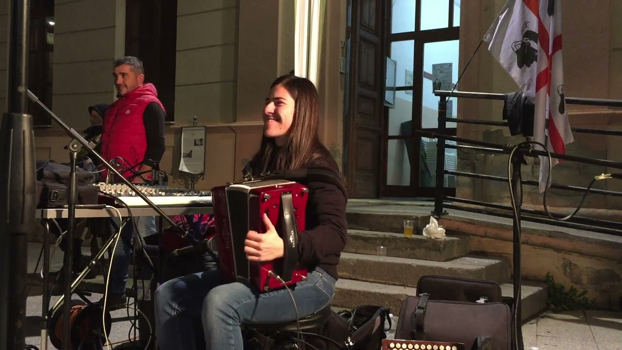 Mariantonietta Bosu bellissimo   ballu tundu  serata a Serramanna 15 12 2024