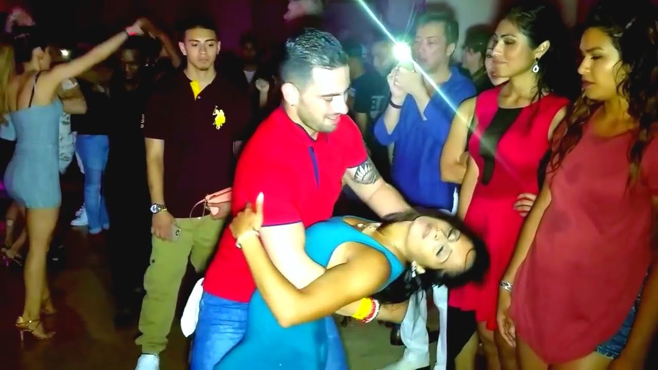 Daniel Sanchez & Desir&eacute;e Guidonet, Dancing Sensual Bachata with Fans