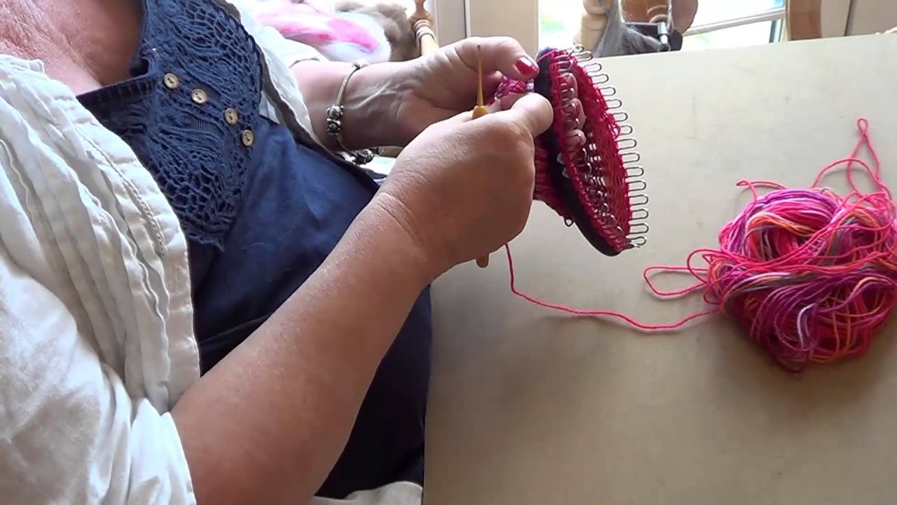 KNITTING: How to Knit the Heel on a Prym Sock Loom #prym #prymsockloom #sockloom #knittingpatterns