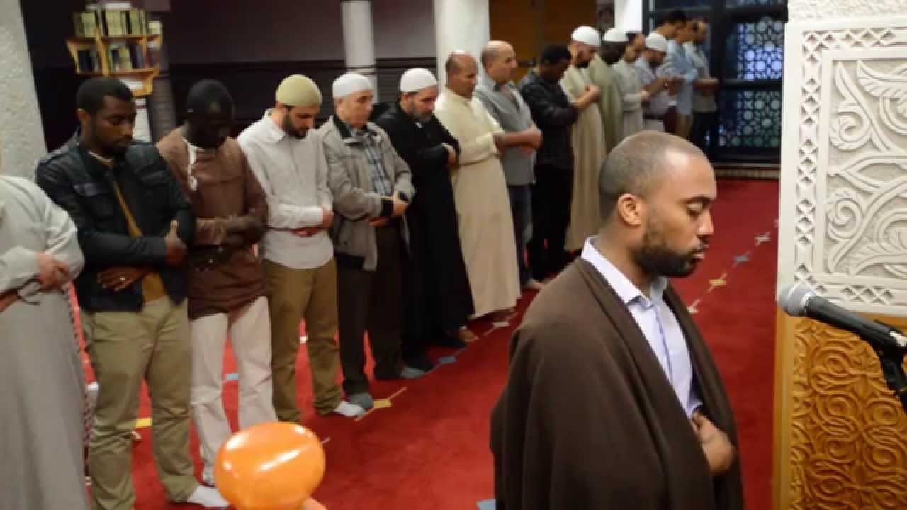 Prière en groupe avec Mohamed BAJRAFIL à la Mosquée de Nantes