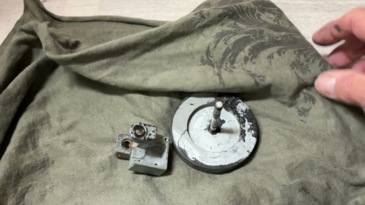 1972 Channel Master 8-Track Capstan Removal and Cleanup