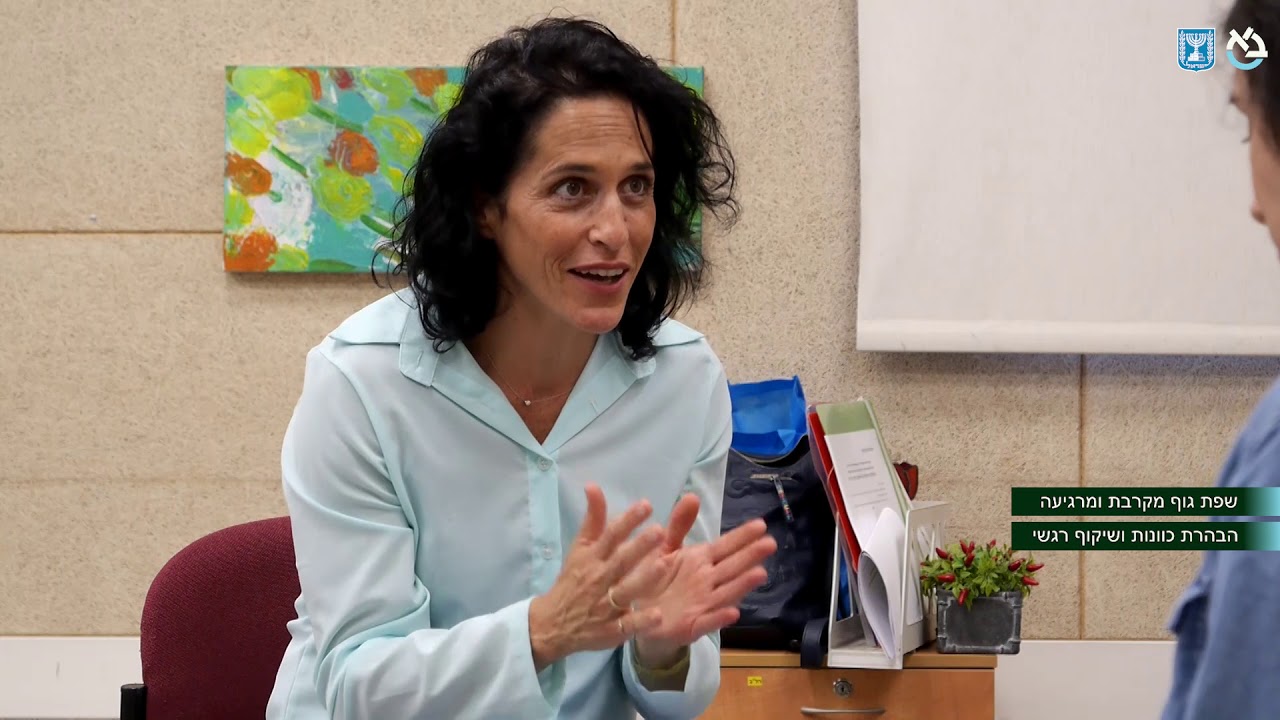 דלתות מסתובבות עם כתוביות הדרכה