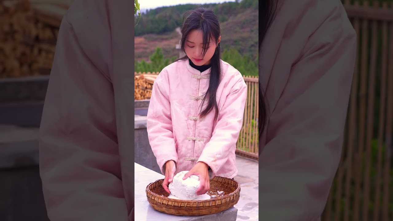 Cooking fried steamed buns 