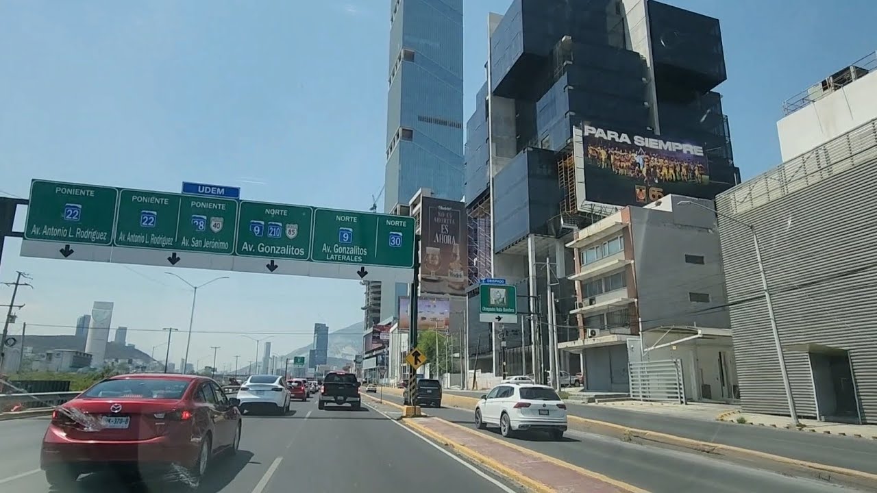 De paseo por Av. Constitución en #Monterrey  #Nuevoleon al lado del la torre Obispado #travel 