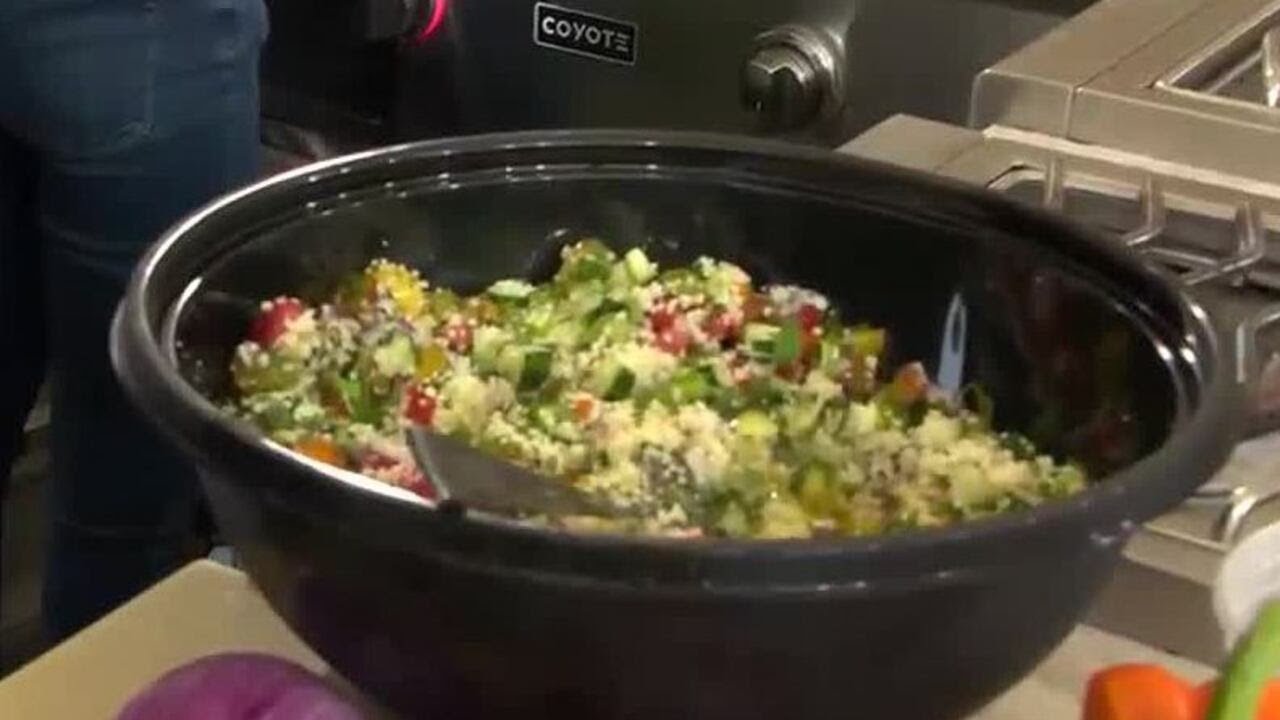 Przygotowanie szaszłyk&oacute;w z kurczaka i tabbouleh z Patrick's Gourmet Catering