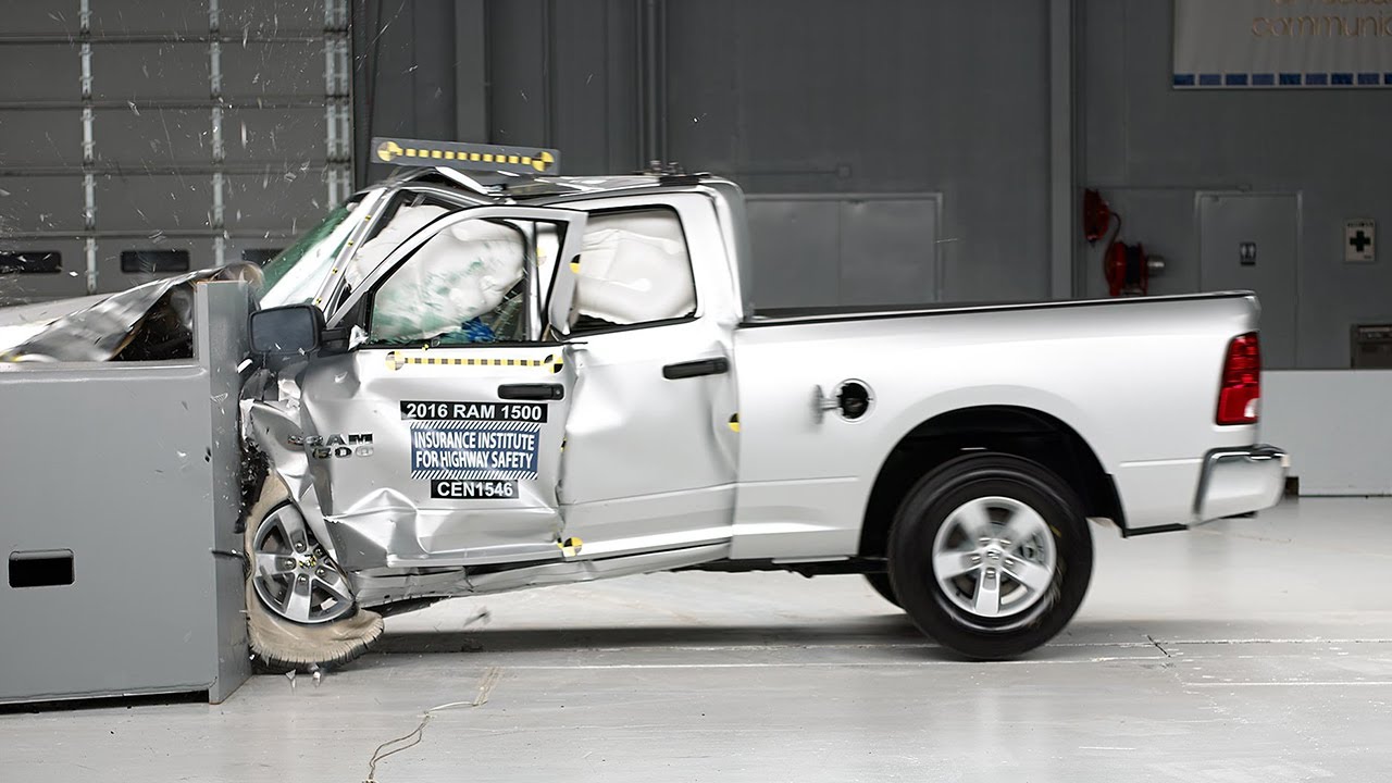 2016 Ram 1500 extended cab driver-side small overlap IIHS crash test