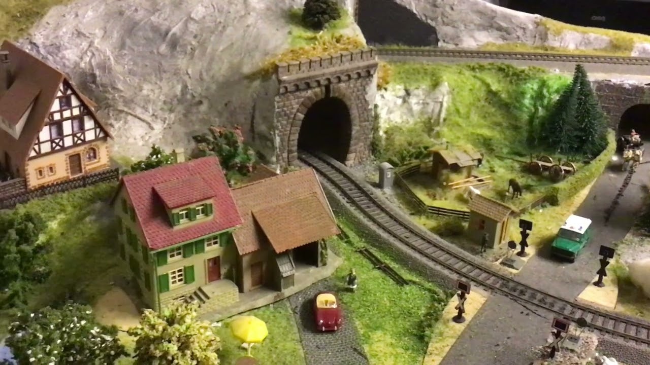 Kleine H0 Modellbahn -  mit PIKO 110 und kurzen Nahverkehrszug in schöner Landschaft 
