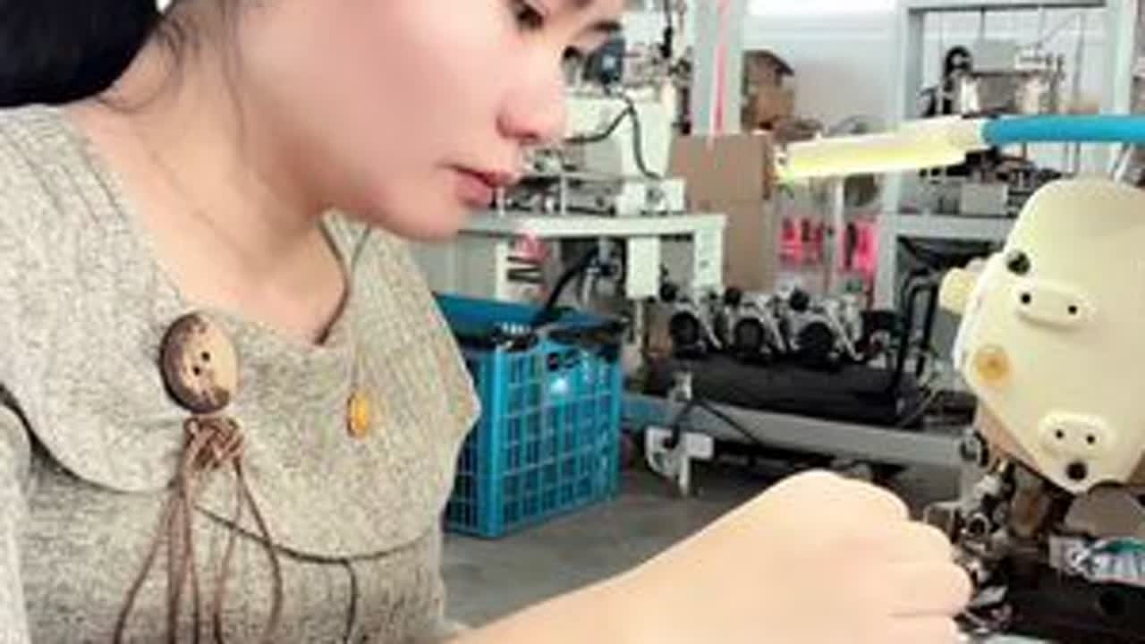 周六带娃一起去上班，娃的童年有妈妈陪伴是最幸福的#工作实拍 #缝纫日常 #宝妈带娃