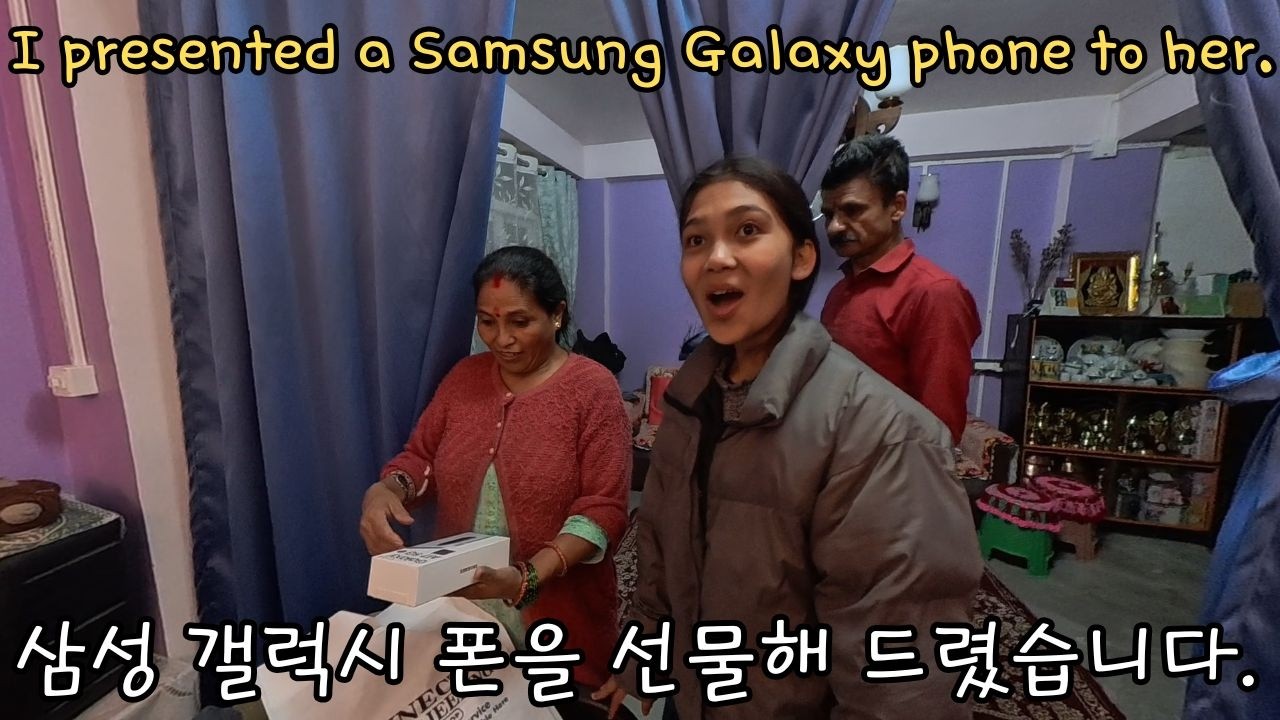 인도 장인 장모님께 삼성폰과 오토바이를 선물해 드렸습니다_Gifting a brand new Samsung phone and a motorcycle