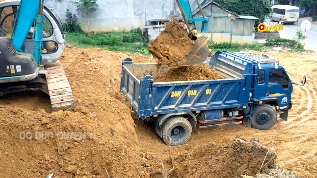 Xe Ôtô tải ben chở và đổ đất Máy xúc DX55 san nốt vs KOBELCO SK120 múc đất lên xe tải làm việc