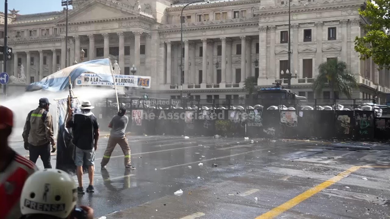 El Senado argentino aprueba la reforma laboral impulsada por Milei en medio de protestas