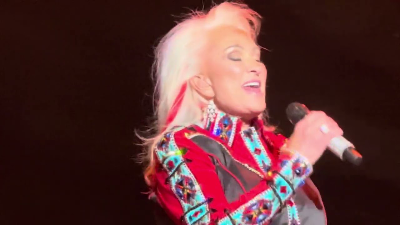 Tanya Tucker, 9/12/24, Red Rocks, Delta Dawn featuring pup Stella, daughters Presley and Layla