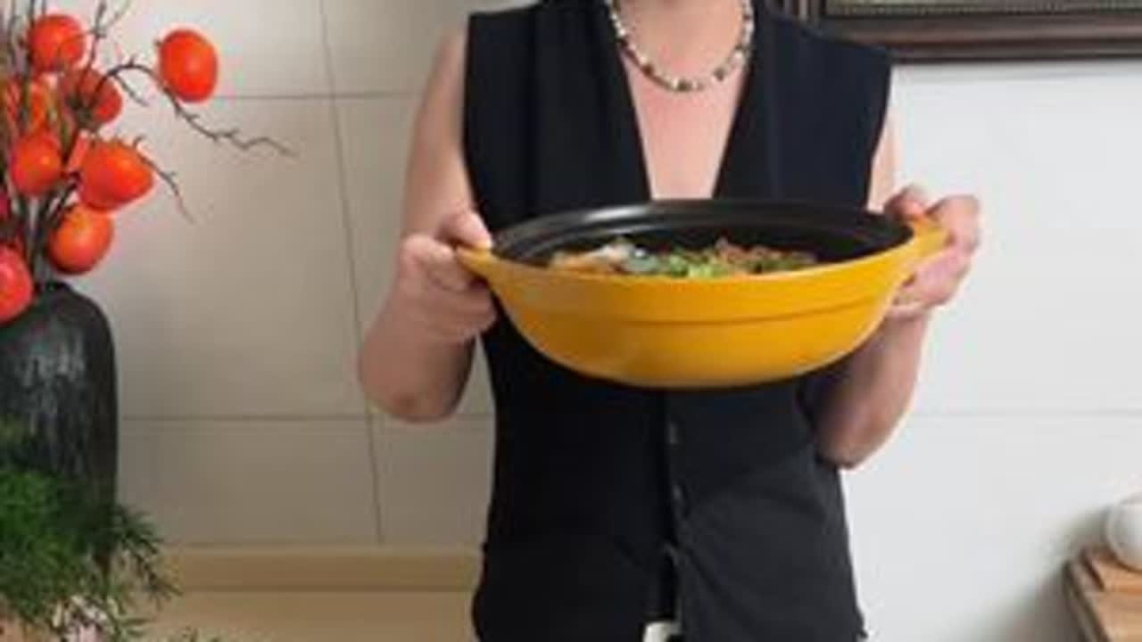鱼头肉质鲜嫩，轻轻一抿就从骨头上脱落，滑嫩的粉皮吸饱了鱼汤的精华，泛着诱人的光泽。舀起一勺汤，醇厚浓郁，入口先是感受到鱼头熬煮出的天然鲜味，紧接着胡椒的微辣在舌尖散开，瞬间驱散寒意。粉皮软糯又有...