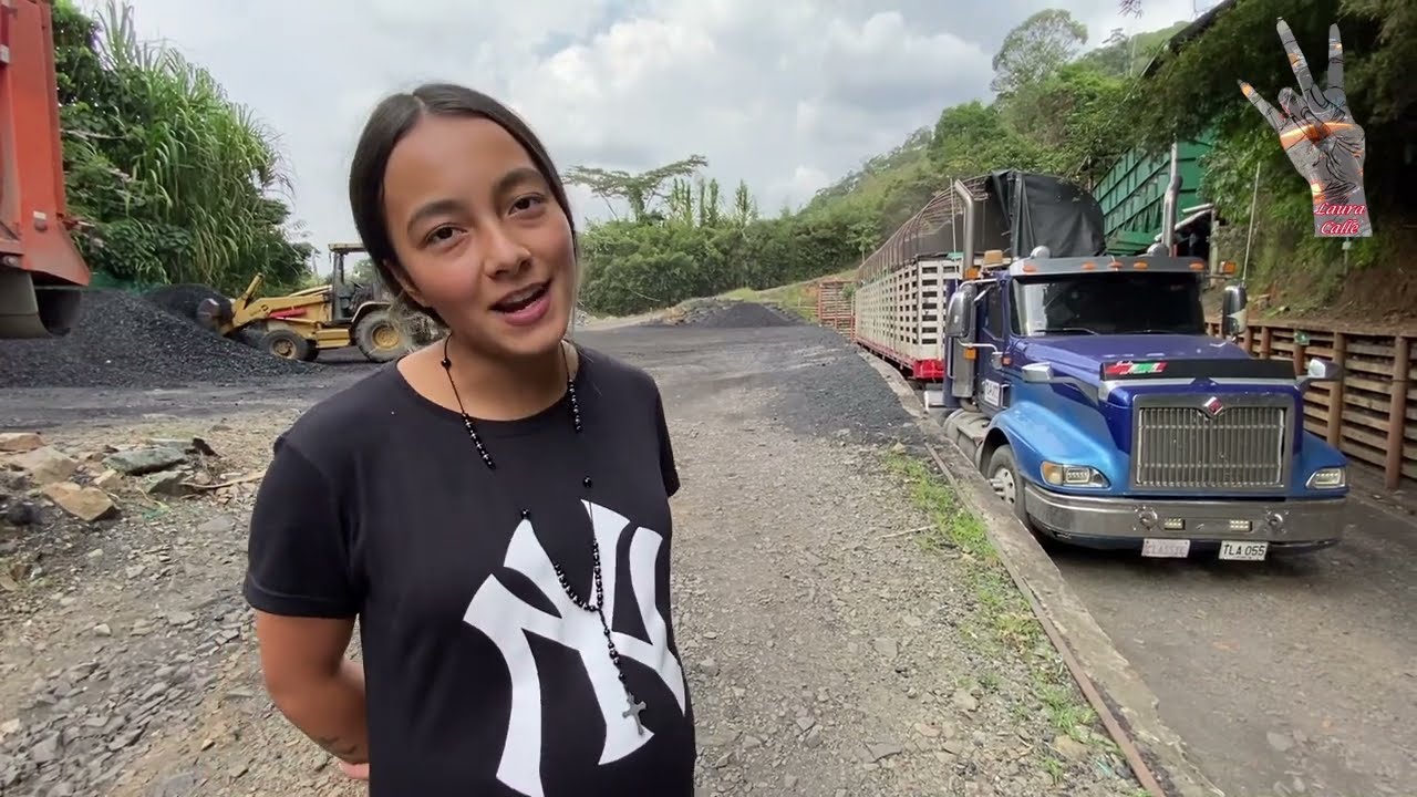 Cargando Carbón🖤 ☺️ Con el Peso Máximo Permitido ?🚛⚠️Laura Calle