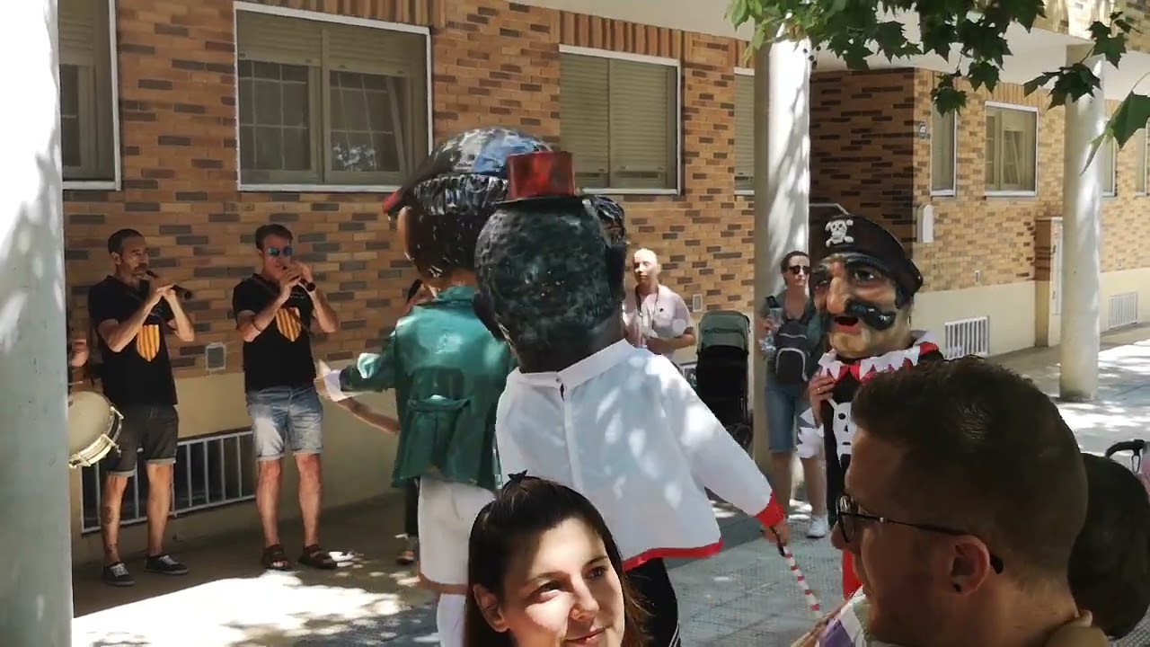 Gigantes, cabezudos y Dulzaineros de Villanueva de Gállego!!! muy divertido #gigantes #cabezudos