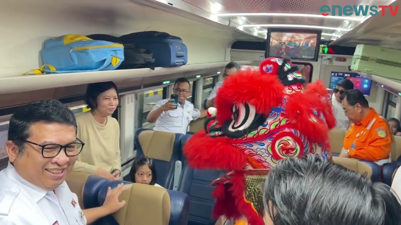 AKSI BARONGSAI SAPA PARA PENUMPANG DAN BAGI ANGPAO ! PT KAI DAOPS 8 SBY TEBAR KEBAHAGIAAN IMLEK 2026