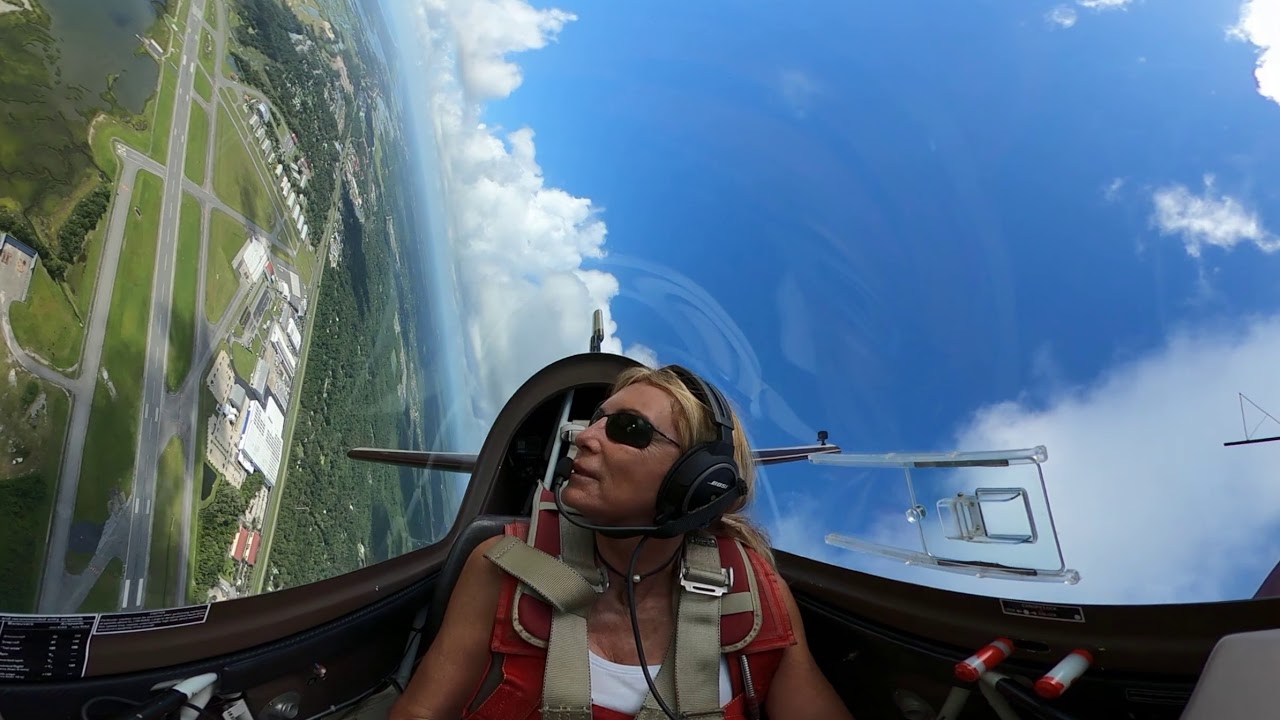Patty Wagstaff 360-degree airshow in an Extra 300