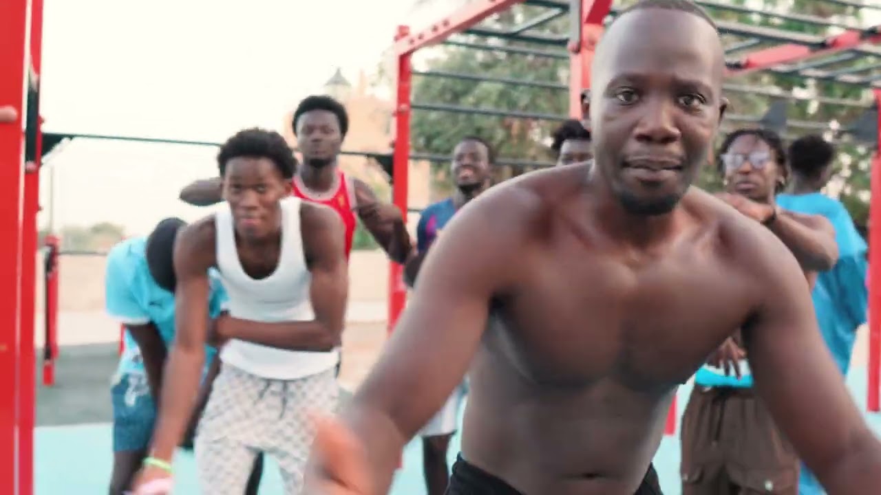 Lion Black - ARROZ CON POLLO VIDEOCLIP OFICIAL