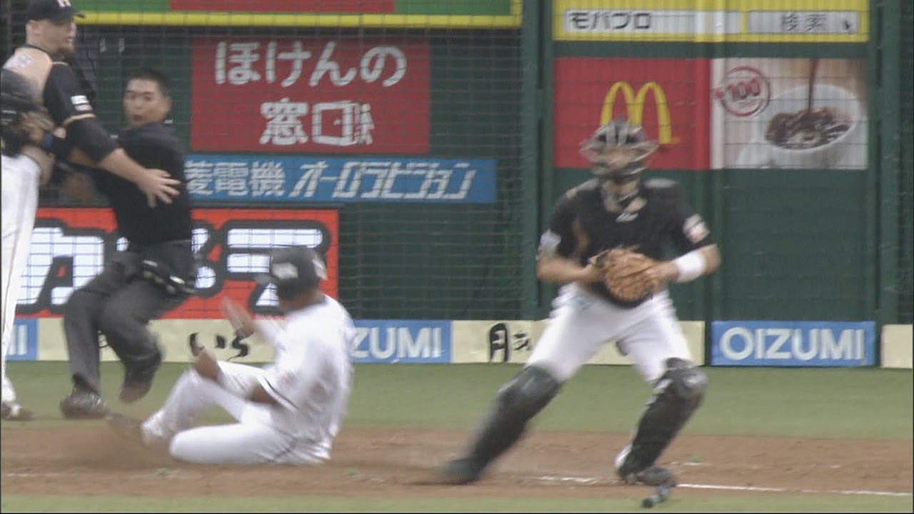 ホームインの裏で... ウルフと球審が衝突 2012.09.22 L-F