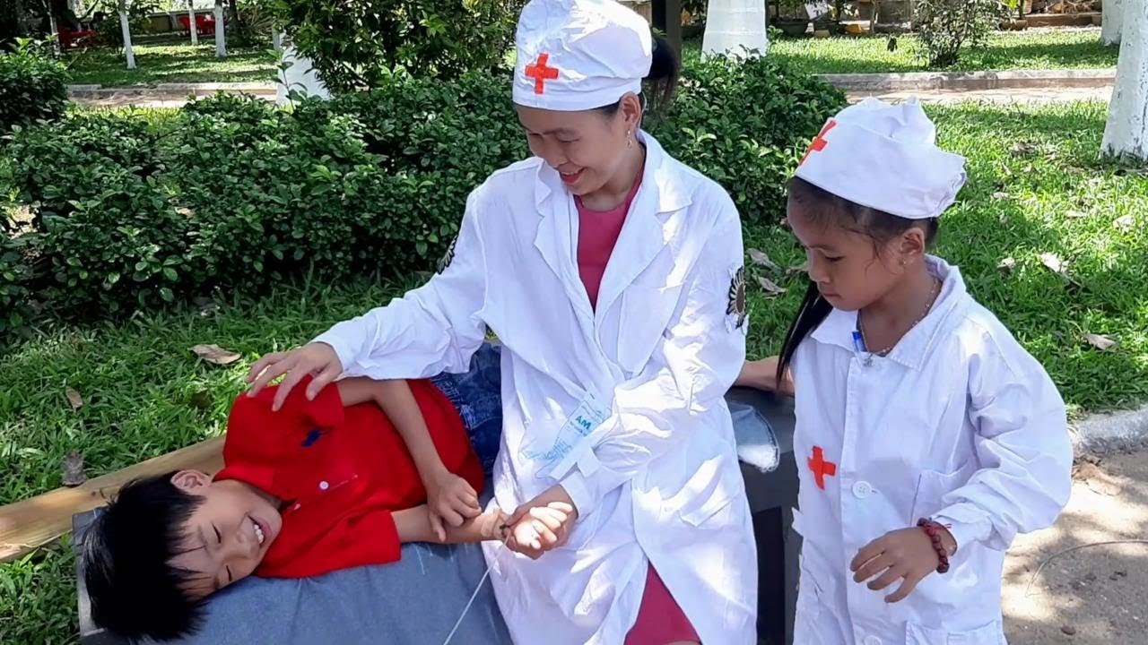 Win Tin | bác sĩ chữa bệnh cho em bé bị ngất xỉu do say nắng | bac si tiem em be