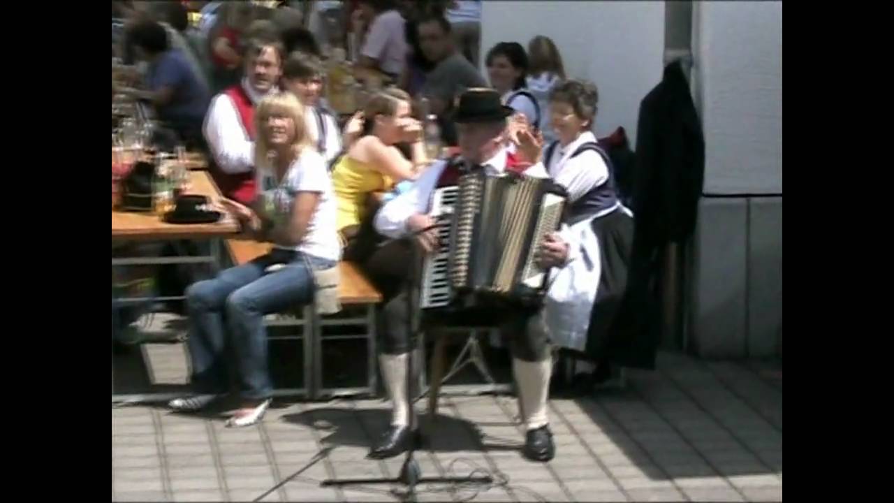 Brauchtumsveranstaltung mit Schuhplattln des Heimatvereins Buchberg und Blaskapelle Hohenau Ringelai
