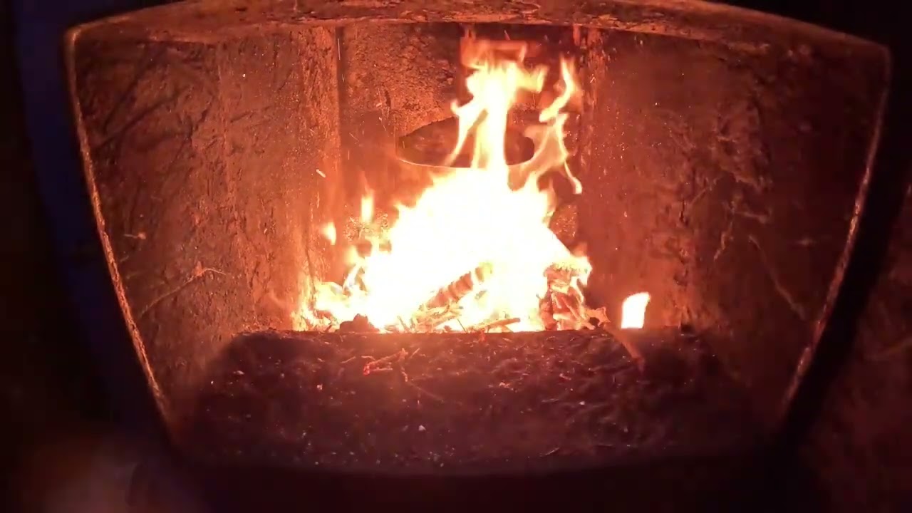 Płomień i dźwięk dmuchawy pieca , relaksujący widok.