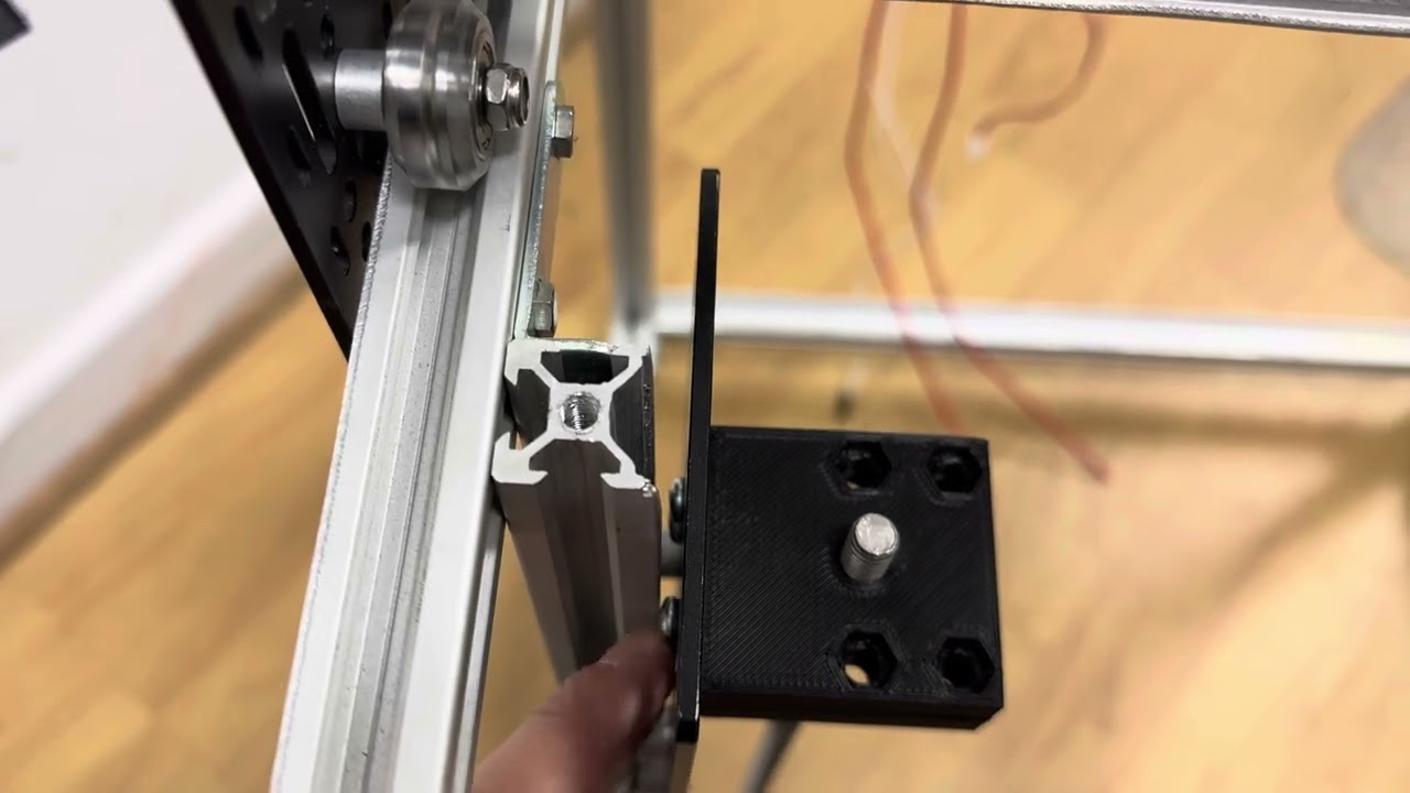 Fabricando una impresora 3D desde 0. El frame va teniendo muy buena pinta, casi empezamos a cablear