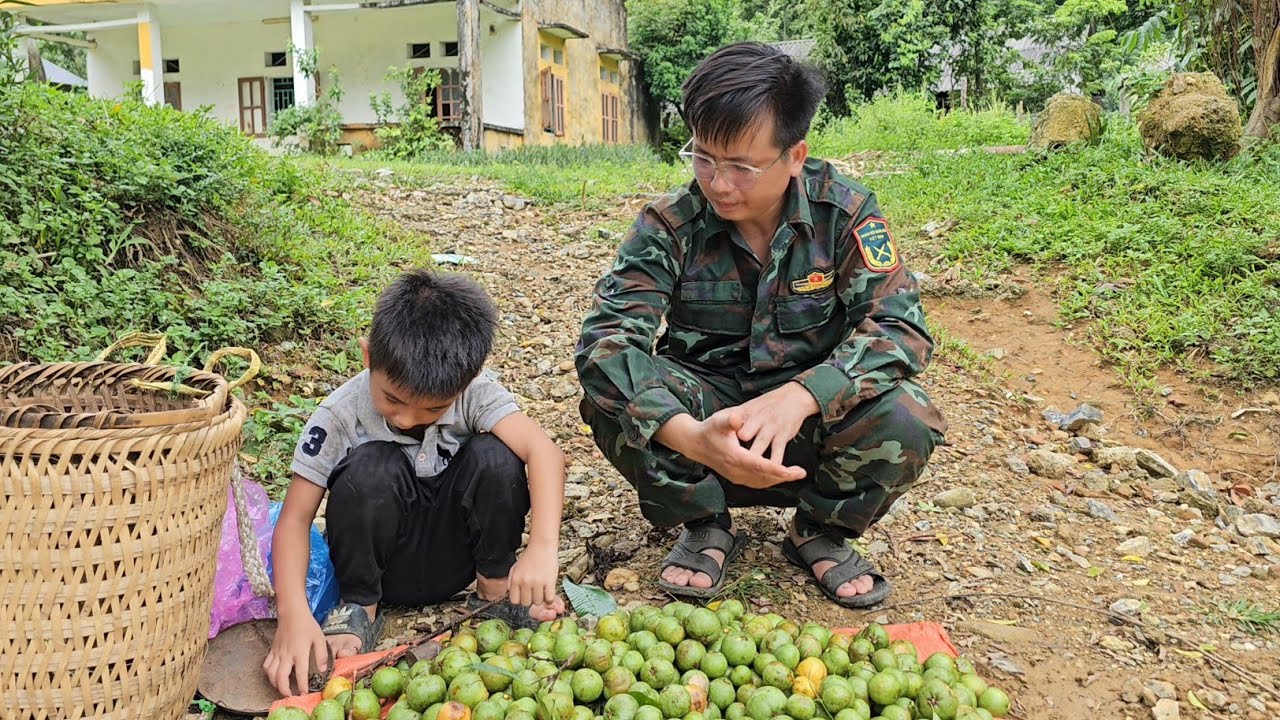 Harvesting forest fruits goes to the market sell/Trieu Khang