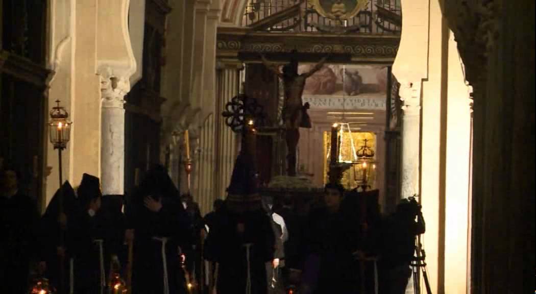 La Hermandad Universitaria a su paso por la Santa Iglesia Catedral