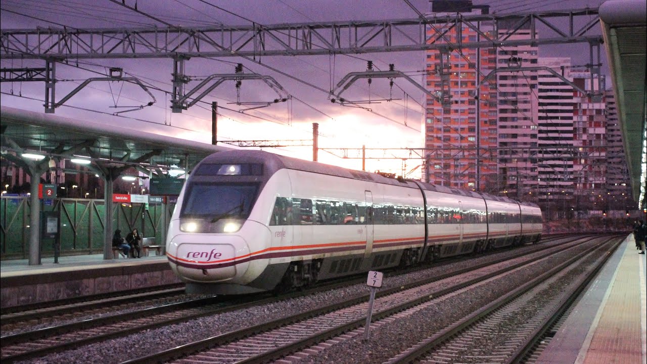 Cuatro trenes en Fuente de la Mora al atardecer (16/2/2026)