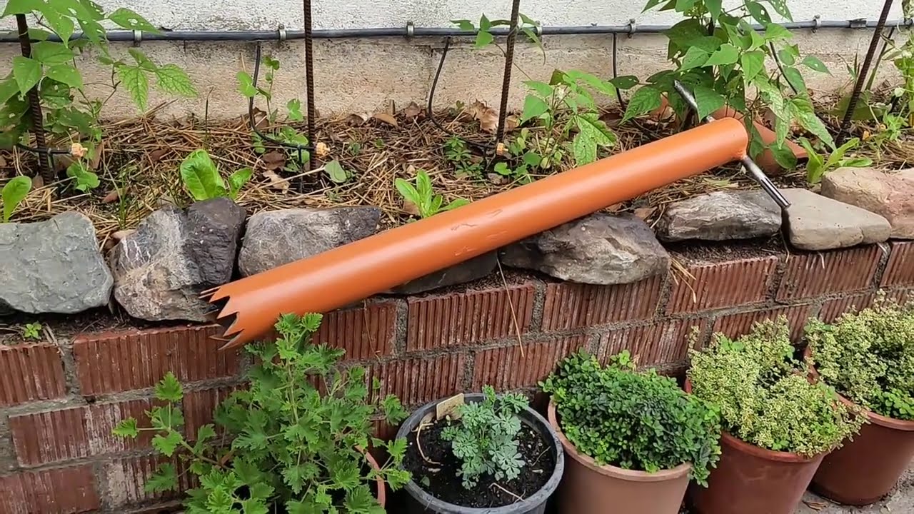 Compostera natural de compost y lombrices en bancales