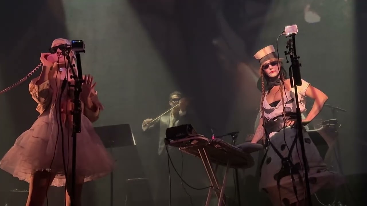 CocoRosie sing “Wait For Me” Tivoli Vrendenburg, Utrecht 16th March 2026 Birds of Paradise 