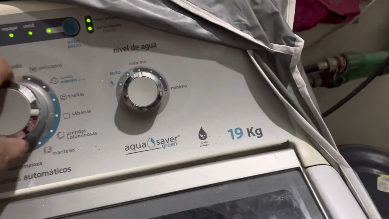 Tapa no cierra y no  lava nada solo hace  tric tr&aacute;c lavadora Mabe