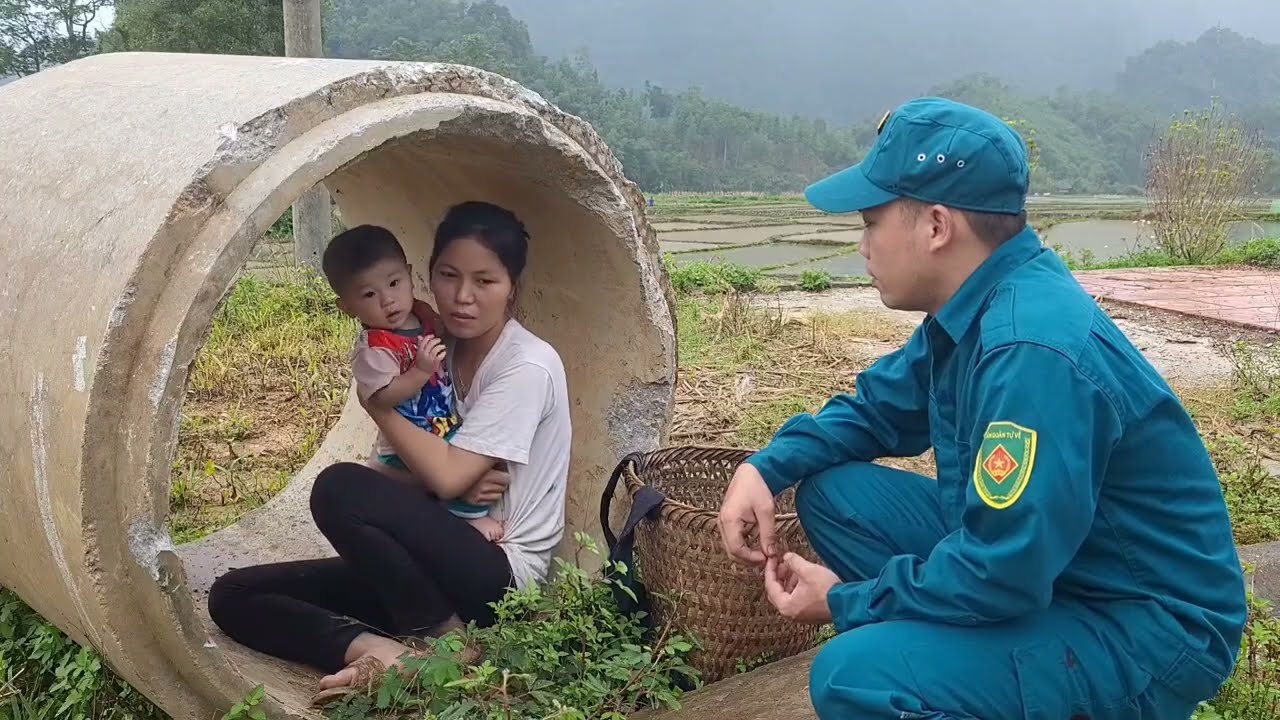 mother unable to raise her child had an accident on the roadside and was helped by a kind policeman.