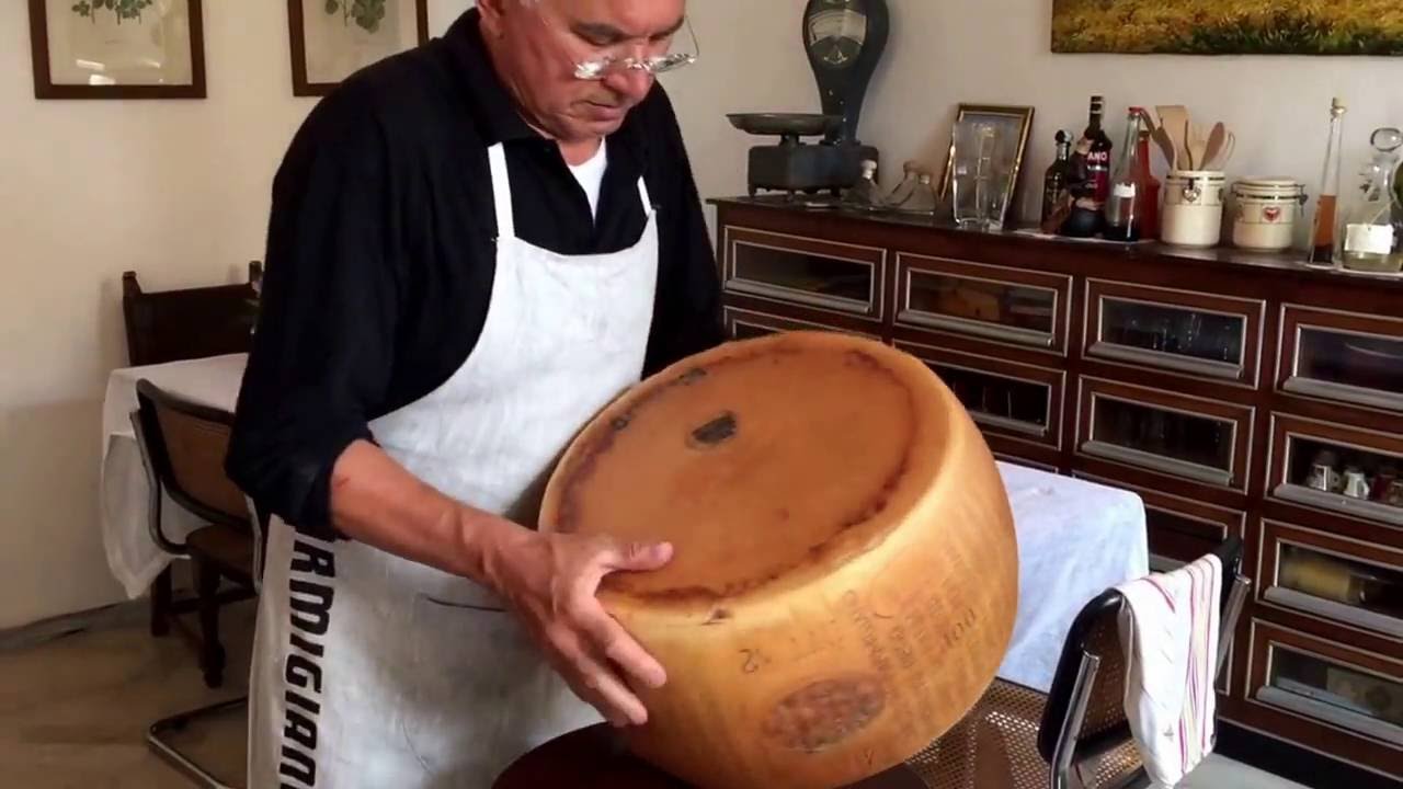 Apertura di una forma di parmigiano - Caseificio Vacondio Sassuolo ClaMa