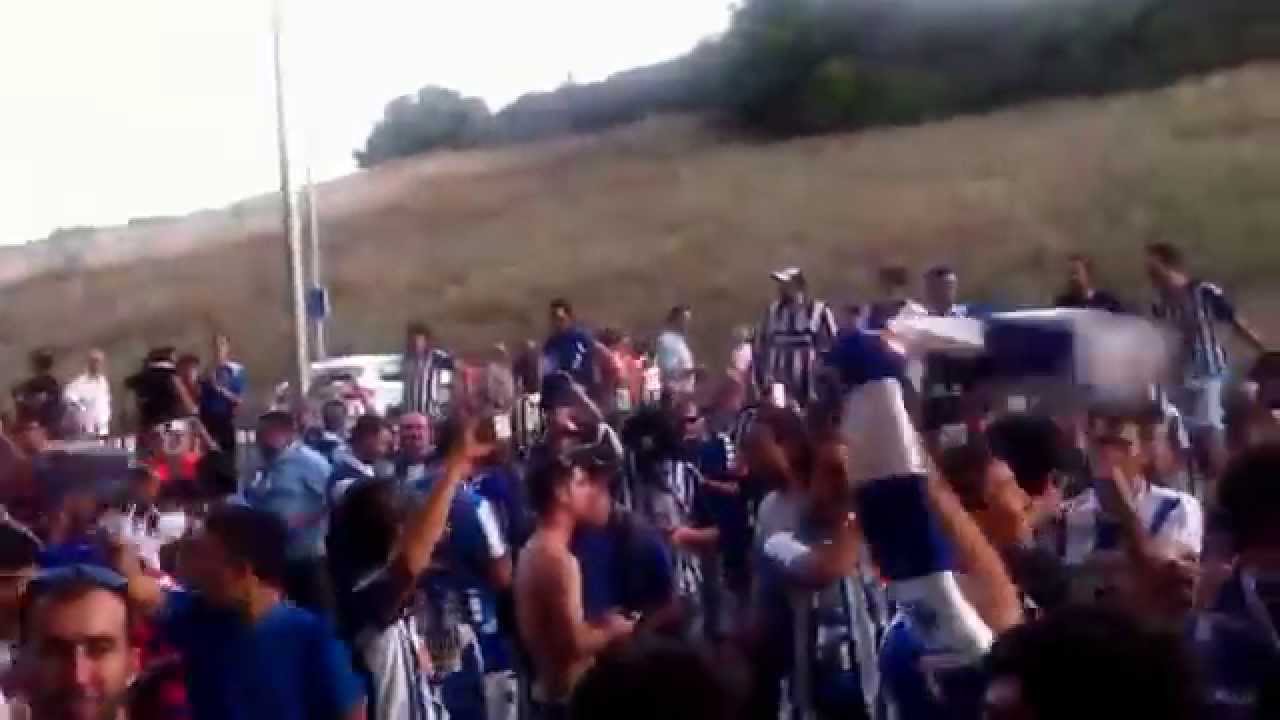 La afición del Alavés celebra el triunfo en Pamplona (1-3). Muchachos traigan vino...