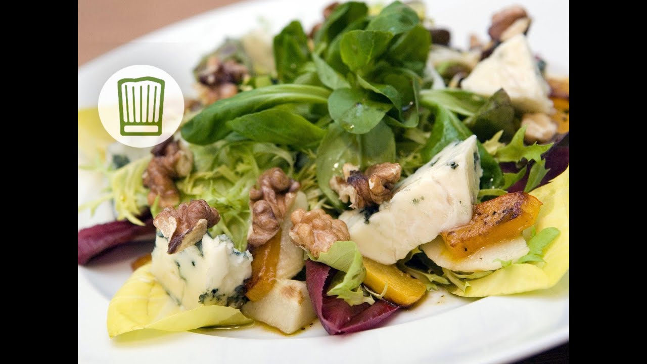 Salat mit gebratenem Kürbis, kramellisierter Birne, Blauschimmelkäse und Walnüssen #chefkoch