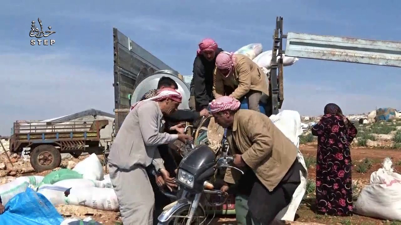 نزوح أهالي ريف حلب الجنوبي من قراهم بسبب القصف، وصعوبة تنقلهم بين المخيمات