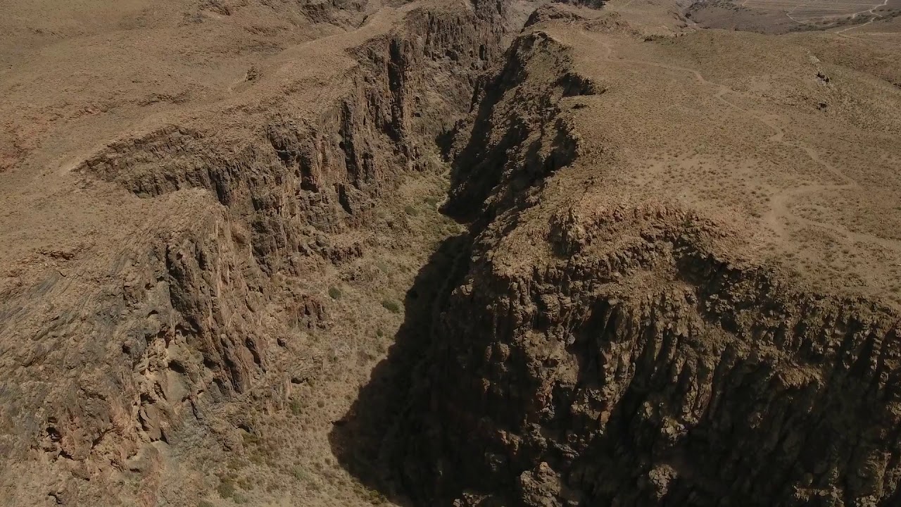 GRAN CANARIA-BARRANCO HONDO-ARCO DEL CORONADERO.Aerial Drone 4K v&iacute;deo.
