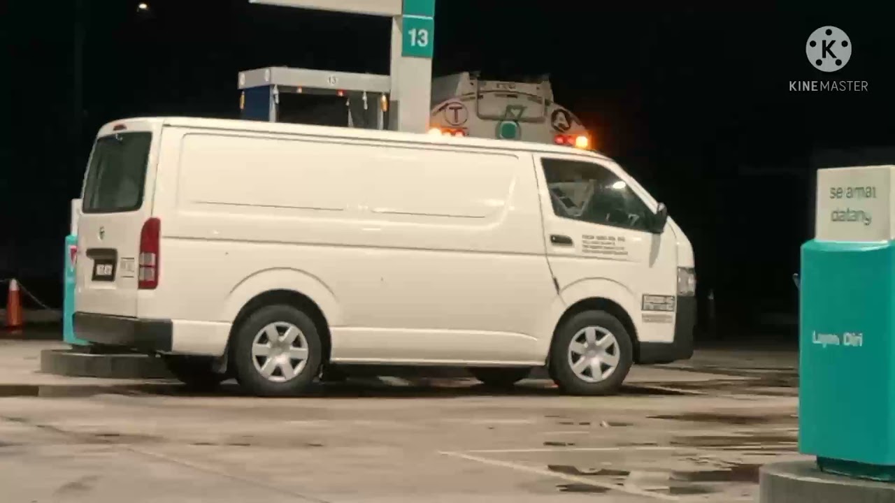 tanker Petronas hadir hantar minyak ke stesen minyak  bukit Rahman Putra